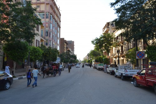Rua que vai da estação de trem ao Nilo