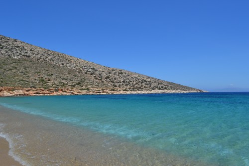 A praia em Agia Theodotis é assim