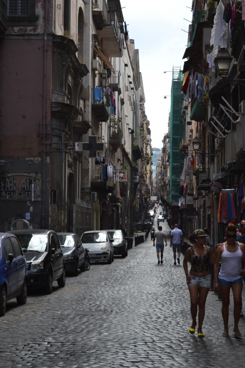 Uma rua qualquer (típica) em Napoli