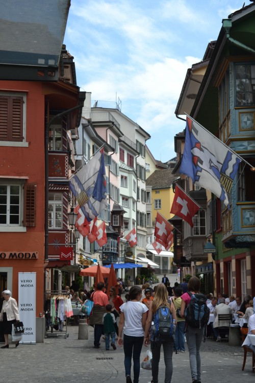 Centrinho de Zurique com turistas