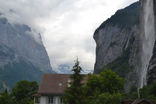 Vista do quarto no albergue, cachoeira Staubbach na lateral