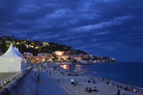 Logo após pôr-do-sol na praia principal de Nice