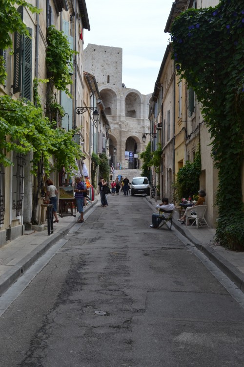 Ruazinha de Arles com a arena romana no fundo