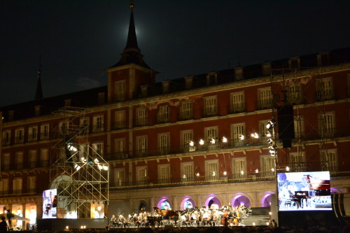 A lua se escondeu pro concerto na Plaza Mayor