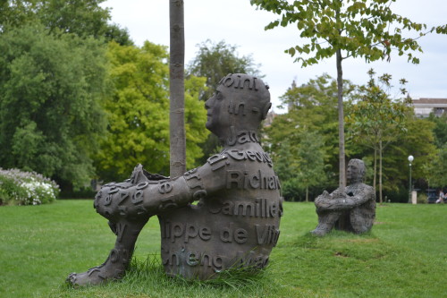 Esculturas do jardim público com árvores nascendo de dentro delas, foda