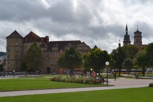Praça central de Stuttgart com o palácio, mercado e castelo deles