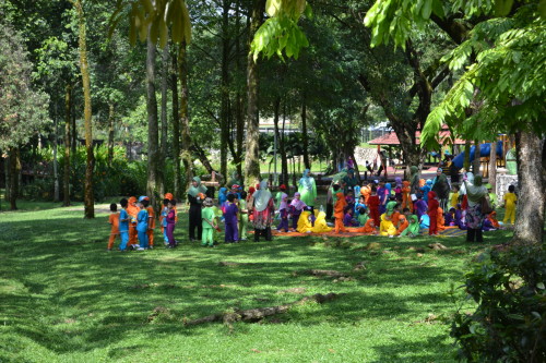 Crianças teletubbies de uma escola muçulmana, Jardim Botânico