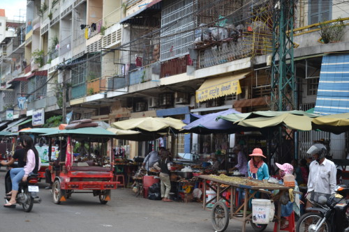 Uma das milhares de ruas movimentadíssimas de Phnom Penh