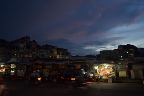 Escurecendo em Phnom Penh...