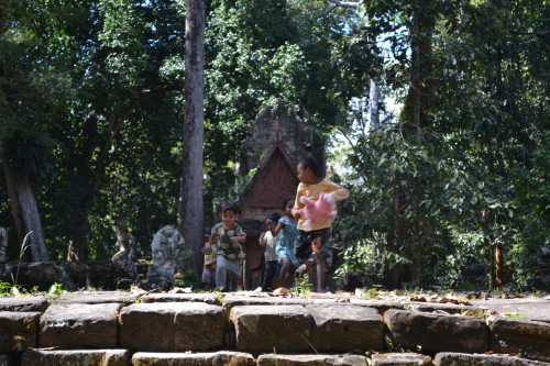 Crianças brincando nas ruínas (enquanto os pais trabalham)