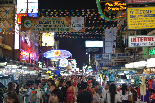 formigueiro da Khao San Road à noite