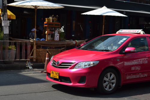 Os táxis rosa-choque de Bangkok