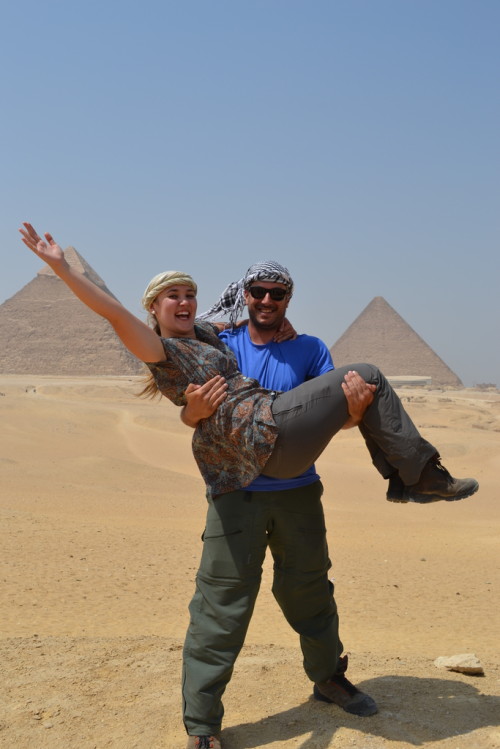 Caio provando que é forte nas Pirâmides de Giza, no Egito