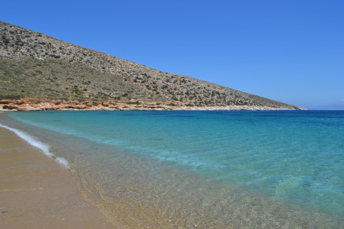 A praia linda, isolada e vazia de Agia Theodotis na ilha de Ios, da Grécia