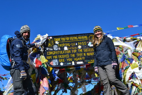 Caio e Dani a 5.419m no Thorung La Pass, no Nepal