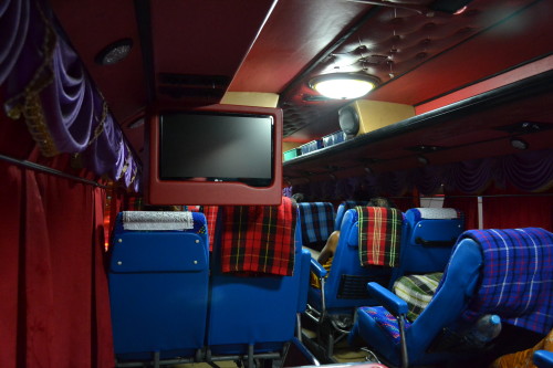 Ônibus na Tailândia são decorados por dentro, com babados e tudo