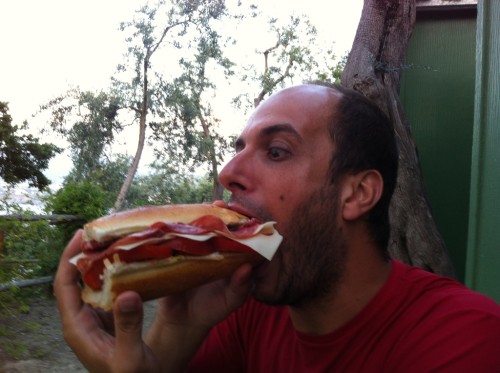 Caio devorando um sanduichezinho em Sorrento, na Itália