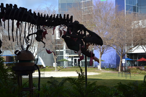 Escultura do T-Rex que tem no campus do Google