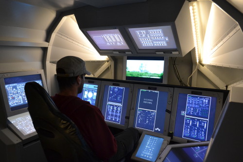 Cabine simulando lançamento de ônibus espacial no Ames
